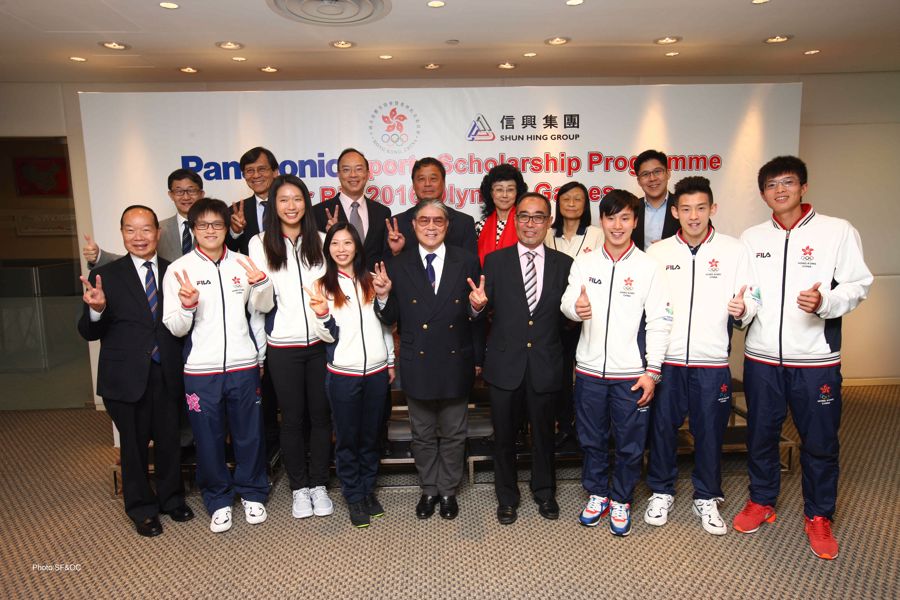 信興集團主席兼行政總裁蒙德揚先生、港協暨奧委會會長霍震霆先生、「Panasonic 運動獎學金計劃」評審委員與六名獎學金得獎運動員合照。 © 港協暨奧委會